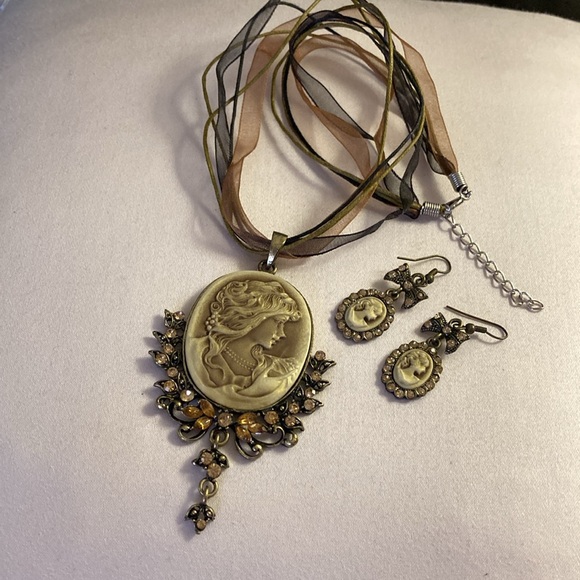 NWOT - Shemoni Fashion Brassy Cameo Ribbon Necklace & Matching Bow Earrings - Picture 2 of 8